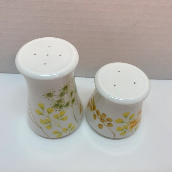 Mikasa Vintage Woodcliff Salt and Pepper Shakers A9007 Bone China, Japan - Picture 4 of 5